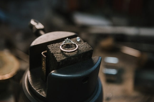 różne rodzaje kolczyków pierścionki zaręczynowe