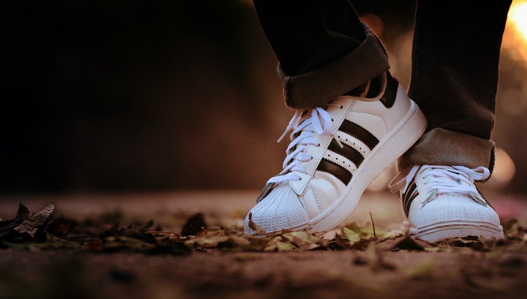 Adidas Superstar męskie – stwórz codzienną stylizację