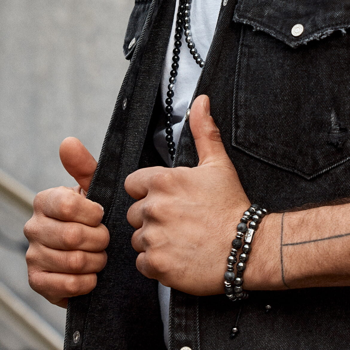 Męskie bransoletki – moda czy faux pas Męskie bransoletki – moda czy faux pas