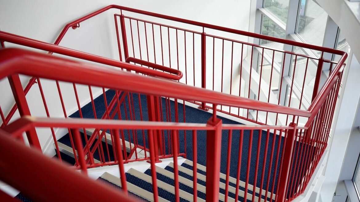 Jaką funkcję pełnią balustrady przy schodach?