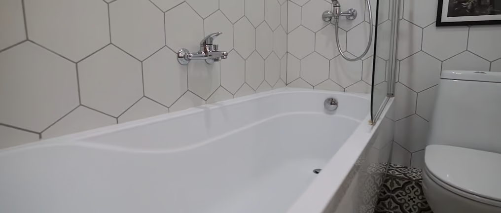 Czy kamienne wanny i umywalki mogą pękać? hydraulik z firmy Fikser