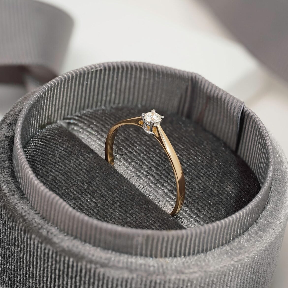 Wyjątkowy symbol Miłości: Czym kierować się wybierając pierścionek zaręczynowy z diamentem?