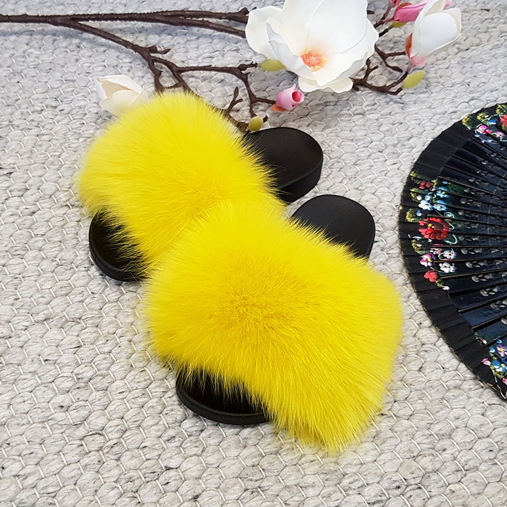 Wygodne i stylowe klapki z naturalnym futrem - must-have na lato!