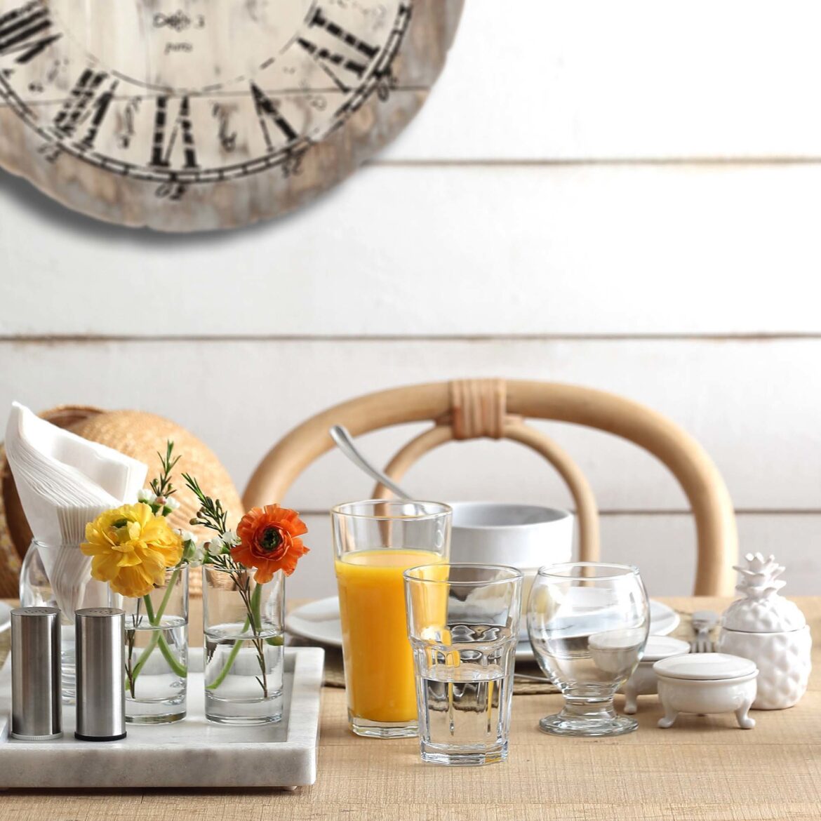 Szklana zastawa stołowa to szerokie pojęcie szklanych naczyń do serwowania dań, napojów, alkoholi i deserów. Odnosi się do różnych naczyń, naczyń kuchennych i akcesoriów stołowych wykonanych ze szkła, które obejmują szklanki