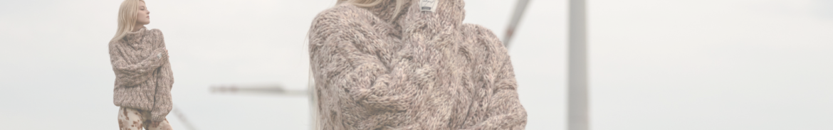 Swetry to nie tylko ciepłe i wygodne ubrania, ale także modny dodatek do każdej stylizacji. Stanowią one niezbędny element kobiecej garderoby, zapewniając komfort i ciepło w chłodniejsze dni.