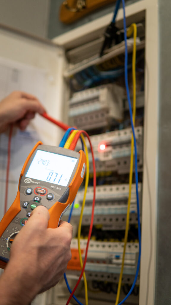 Elektryk mierzy parametry instalacji elektrycznej