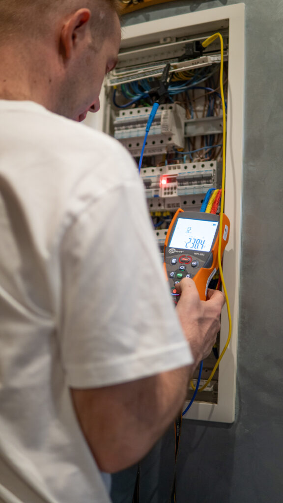 Elektryk mierzy parametry instalacji elektrycznej
