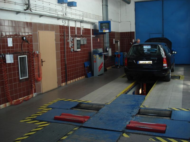 Zbliżają się wakacje, okres pełen podróży i przygód. Dla wielu z nas podróż samochodem jest jednym z najpopularniejszych sposobów spędzenia czasu wakacyjnego. Jednak przed wyruszeniem w drogę warto zadbać o bezpieczeństwo i sprawność naszego pojazdu. Oto kilka kluczowych kwestii, o których warto pamiętać, sprawdzając samochód przed wakacjami.