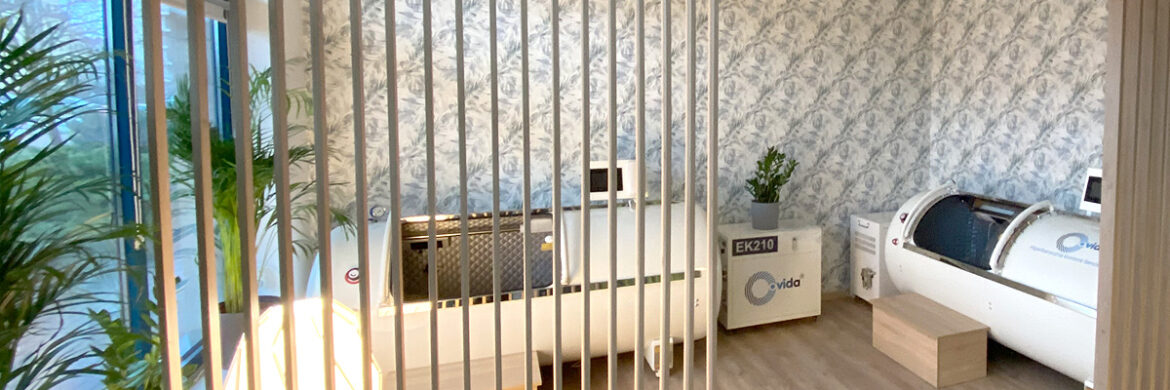 Tlenoterapia hiperbaryczna (HBOT) to medyczna procedura, która zyskuje coraz większą popularność ze względu na swoje liczne zalety zdrowotne. Polega ona na inhalowaniu czystego tlenu pod podwyższonym ciśnieniem, co prowadzi do zwiększonego stężenia tlenu we krwi, a tym samym do korzyści dla organizmu. Oto kilka kluczowych zalet tej terapii.