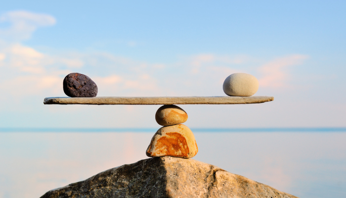 Naturalne odpromienniki: Oddech dla domu W dzisiejszych czasach, gdy elektroniczne urządzenia są nieodłączną częścią naszego życia, nasze otoczenie staje się coraz bardziej naszpikowane falami elektromagnetycznymi. Z tego powodu, coraz większą popularność zyskują naturalne odpromienniki, które pomagają zneutralizować te szkodliwe promieniowania. Wykorzystując właściwości różnych minerałów i materiałów organicznych, takich jak kryształy kwarcu czy drewno cedrowe, naturalne odpromienniki nie tylko oczyszczają powietrze, ale także wprowadzają do domu pozytywną energię. Odpromiennik fal elektromagnetycznych: Tarcza przed technologią Wielu z nas nie zdaje sobie sprawy z tego, że nasze codzienne otoczenie jest bombardowane falami elektromagnetycznymi pochodzącymi z telefonów komórkowych, routerów Wi-Fi czy innych urządzeń elektronicznych. Odpromiennik fal elektromagnetycznych działa jak tarcza, chroniąc nas przed szkodliwymi skutkami nadmiernego narażenia na te fale. Wykonany z materiałów, takich jak stal, selenit czy szungit, odpromiennik ten absorbując negatywne promieniowanie, tworzy wokół nas bezpieczną strefę. Odpromiennik geopatyczny: Wartościowa ochrona Nie tylko fale elektromagnetyczne mogą wpływać negatywnie na nasze zdrowie, ale również pewne zjawiska geopatyczne, takie jak zanieczyszczenia geopatyczne czy wody podziemne, mogą być przyczyną wielu dolegliwości. Odpromiennik geopatyczny, wykonany z naturalnych minerałów, takich jak shungit czy ametyst, pomaga zneutralizować te negatywne wpływy, tworząc wokół nas ochronną barierę. Odpromiennik na telefon: Zdrowie w twojej dłoni Telefon komórkowy towarzyszy nam niemal przez cały dzień, ale czy zdajemy sobie sprawę z negatywnego wpływu, jaki może mieć na nasze zdrowie? Odpromiennik na telefon, wykonany z materiałów, które neutralizują szkodliwe promieniowanie emitowane przez urządzenie, może stanowić istotną ochronę dla naszego organizmu. Dzięki niemu, możemy korzystać z technologii bez obaw o negatywne skutki dla zdrowia. Jak wybrać odpromiennik? Rodzaj promieniowania: Wybierz odpromiennik dedykowany do neutralizacji konkretnego rodzaju promieniowania, które chcesz zredukować. Na rynku dostępne są modele przeznaczone do fal elektromagnetycznych, geopatycznych oraz emitowanych przez urządzenia elektroniczne. Skład materiałów: Sprawdź, z jakich materiałów wykonany jest odpromiennik. Naturalne minerały, takie jak shungit, ametyst, kwarc czy selenit, są często wykorzystywane ze względu na swoje właściwości oczyszczające i energetyzujące. Design i wielkość: Wybierz odpromiennik, który pasuje do wystroju Twojego domu i jest odpowiedniej wielkości, aby efektywnie działać w wybranej przestrzeni. Estetyczny design sprawi, że będzie on również piękną ozdobą wnętrza. Certyfikaty i rekomendacje: Przed zakupem sprawdź, czy dany odpromiennik posiada odpowiednie certyfikaty potwierdzające jego skuteczność oraz czy cieszy się pozytywnymi opiniami użytkowników. Łatwość użytkowania: Upewnij się, że odpromiennik jest łatwy w użytkowaniu i konserwacji. Niektóre modele wymagają okresowej wymiany baterii lub oczyszczania, dlatego warto zwrócić uwagę na te aspekty.