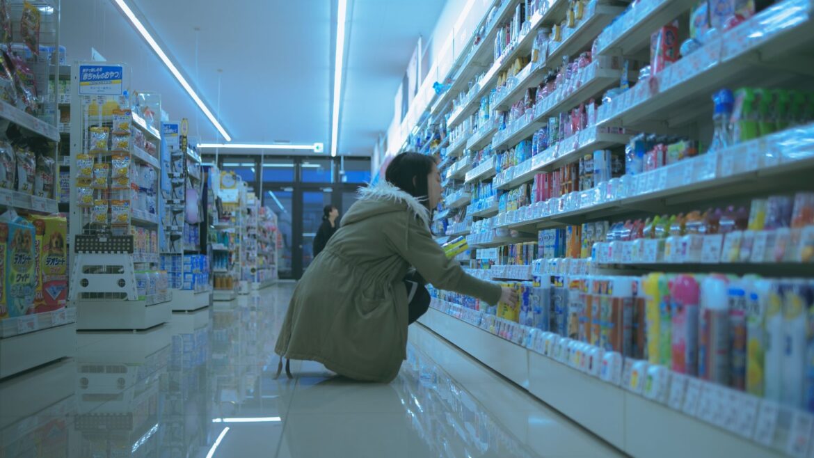 Merchandising jest kluczowym elementem funkcjonowania nowoczesnych sklepów, zarówno stacjonarnych, jak i mobilnych. Jego głównym celem jest zwiększenie sprzedaży poprzez atrakcyjną