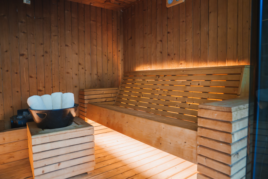 W dzisiejszych czasach, gdzie stres atakuje nas z każdej strony, własna sauna to doskonała przestrzeń do relaksu. Budowa takiego azylu w domu to nie lada wyzwanie