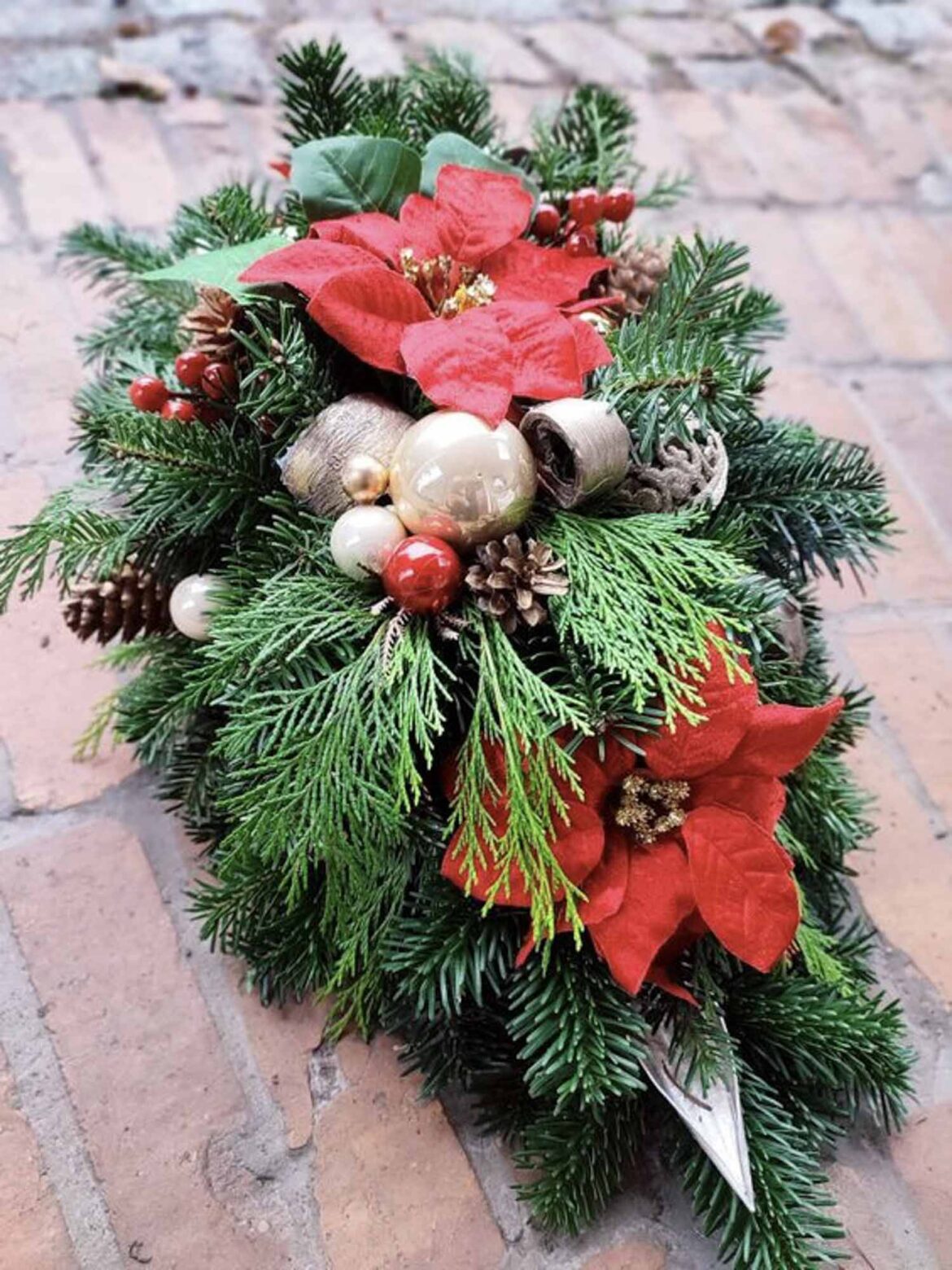 Stroiki świąteczne na cmentarz. Piękne z dużą ilością dodatków.