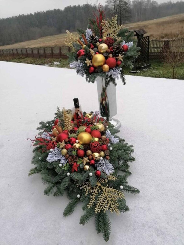 Stroiki świąteczne na cmentarz. Piękne czerwone i złote bombki.