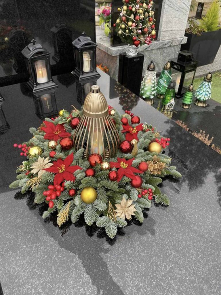 Stroiki świąteczne na cmentarz. Piękne czerwone dodatki.